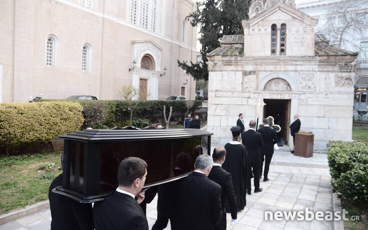 Κώστας Βουτσάς: Σε λαϊκό προσκύνημα από το πρωί η σορός του