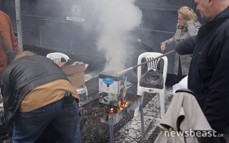 Ψήνουν σουβλάκια μπροστά από τις κλούβες των ΜΑΤ στην Ηρώδου Αττικού