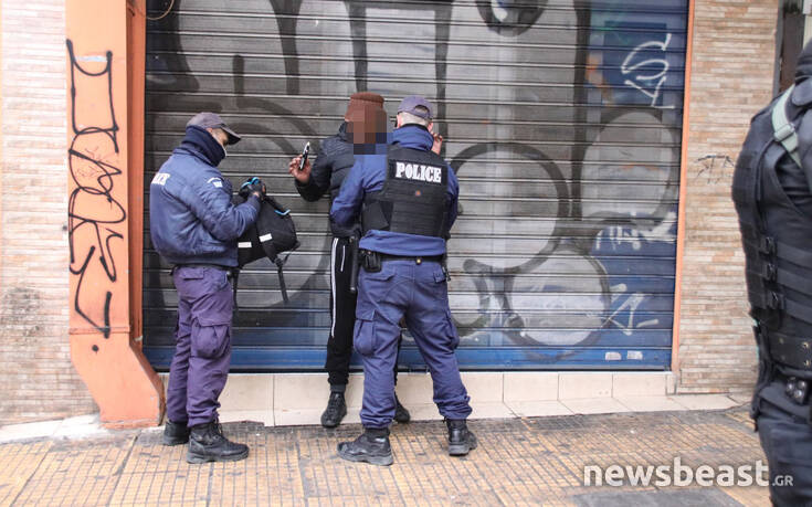 Φωτογραφίες από την αστυνομική επιχείρηση στη Μενάνδρου στο κέντρο της Αθήνας