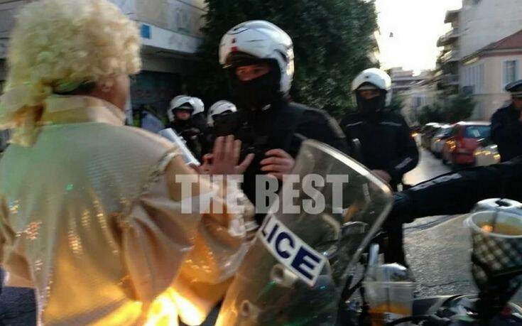 Ένταση στην Πάτρα με γκρουπ καρναβαλιστών και ανδρών της αστυνομίας &#8211; Δεν τους άφησαν να παρελάσουν