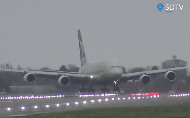 Airbus A380 προσγειώθηκε στο πλάι εν μέσω σφοδρών ανέμων στο αεροδρόμιο Χίθρoου