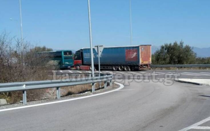 Τροχαίο με λεωφορείο του ΚΤΕΛ στη Φθιώτιδα: Νταλίκα παραβίασε το STOP