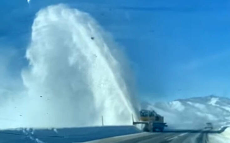 Μηχάνημα αποχιονισμού δημιουργεί&#8230; λευκό σιντριβάνι