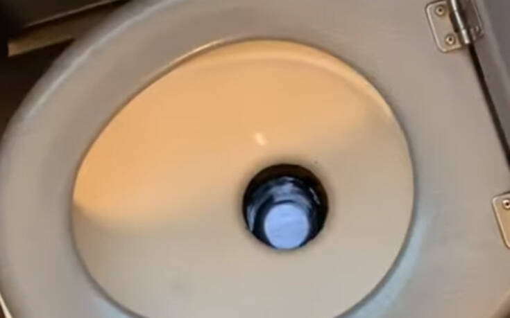 Η τουαλέτα του τρένου έχει ένα&#8230; μοναδικό χαρακτηριστικό