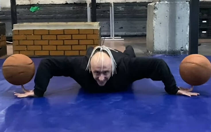 Λίγοι χειρίζονται καλύτερα τη μπάλα μπάσκετ από αυτό τον τύπο