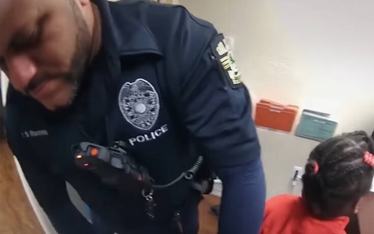 Βίντεο-σοκ με αστυνομικό να περνά χειροπέδες σε 6χρονη