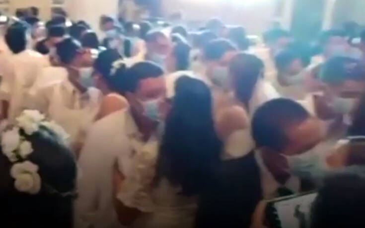 Κορονοϊός: Γαμήλια φιλιά κάτω από τις μάσκες