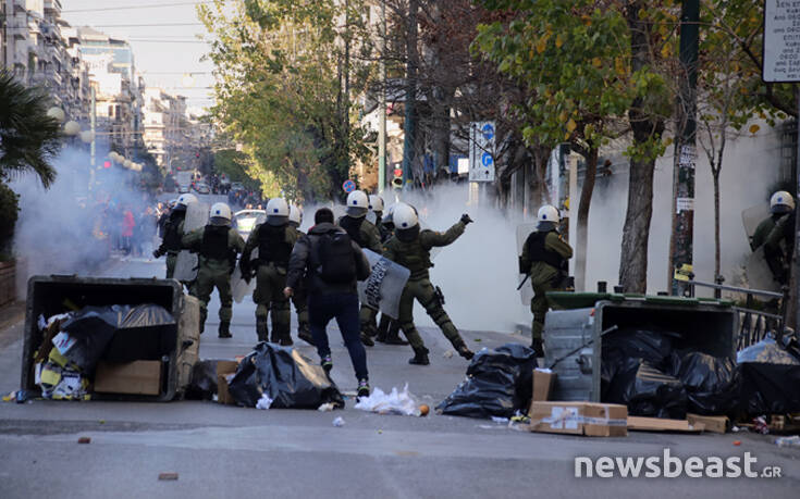 Ένταση στην ΑΣΟΕΕ με χημικά και κρότου λάμψης &#8211; Οι πρώτες εικόνες από το σημείο