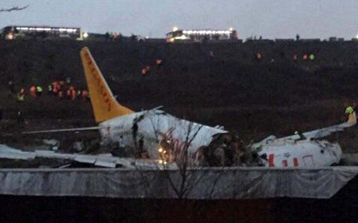 Αεροπλάνο κόπηκε στα δυο στην Κωνσταντινούπολη: Οι πρώτες σοκαριστικές εικόνες