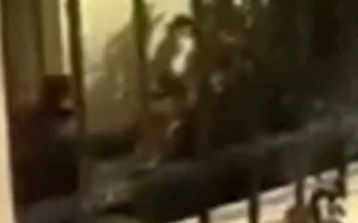 Σάλος με βίντεο που δείχνει άντρα να βγάζει όπλο μέσα στην ΑΣΟΕΕ &#8211; Μαρτυρίες ότι είναι αστυνομικός