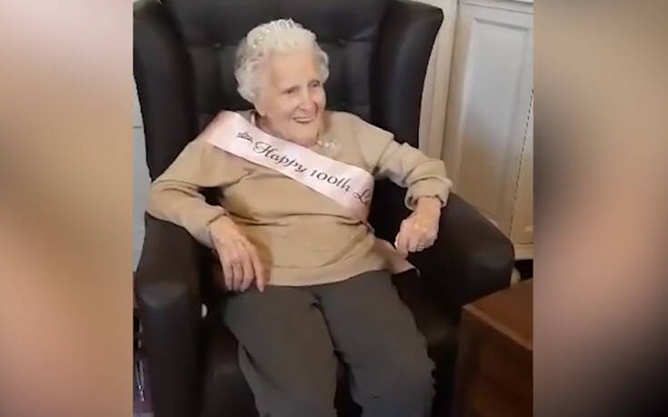 Γιαγιά 100 ετών γιορτάζει τα γενέθλιά της τραγουδώντας