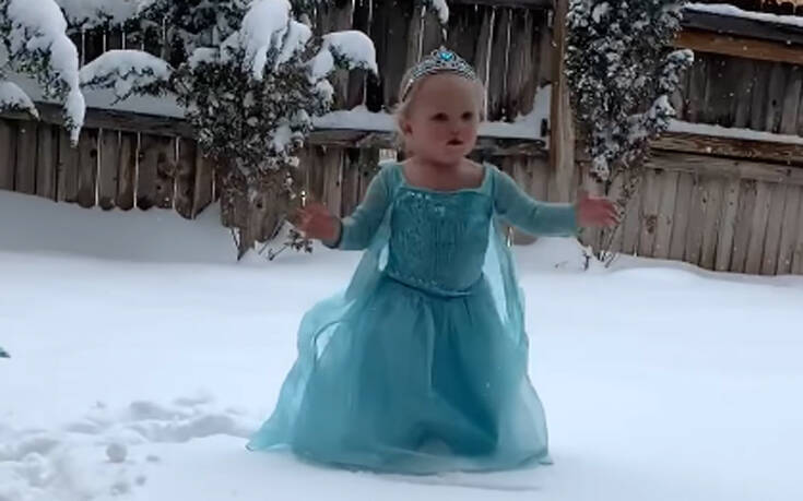 Μια μικρούλα που λατρεύει το «Frozen» βλέπει για πρώτη φορά χιόνι και δίνει ρεσιτάλ