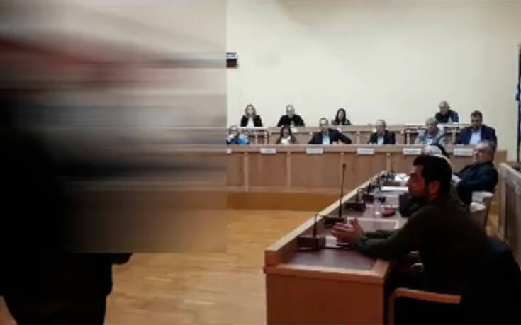 Ρουβίκωνας: Παρέμβαση στο δημοτικό συμβούλιο Γλυφάδας