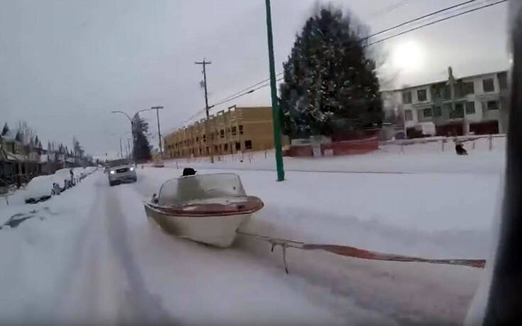 Όταν δε θες να αποχωριστείς τη βάρκα σου ούτε το χειμώνα