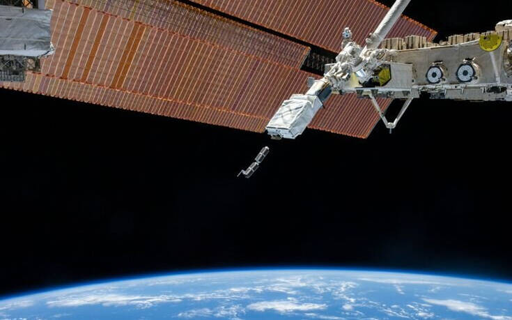 Ένα μικροσκοπικό διαστημόπλοιο βούτηξε από τον Διεθνή Διαστημικό Σταθμό πίσω στη Γη