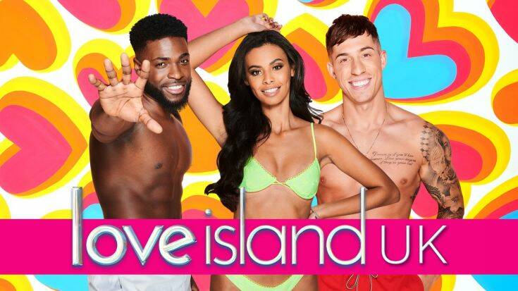 Το ριάλιτι Love Island επιστρέφει στις οθόνες αύριο, μετά τον θάνατο της πρώην παρουσιάστριάς του