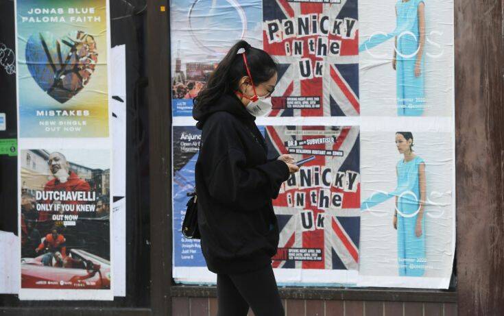 Το Λονδίνο προσπαθεί να διορθώσει το χάος που επικρατεί με τις εξετάσεις για τον κορονοϊό