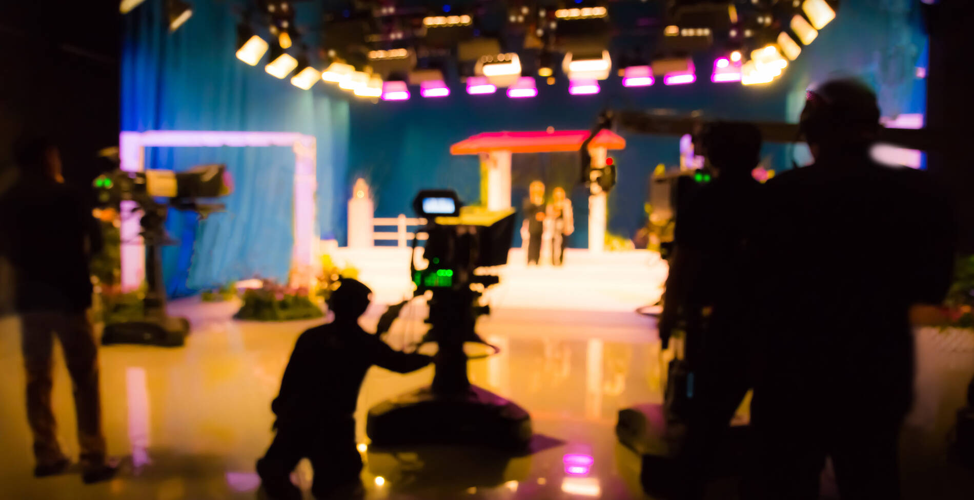 Οι μεγάλες αλλαγές στην ελληνική τηλεόραση μπροστά και πίσω από τις κάμερες λόγω κορονοϊού