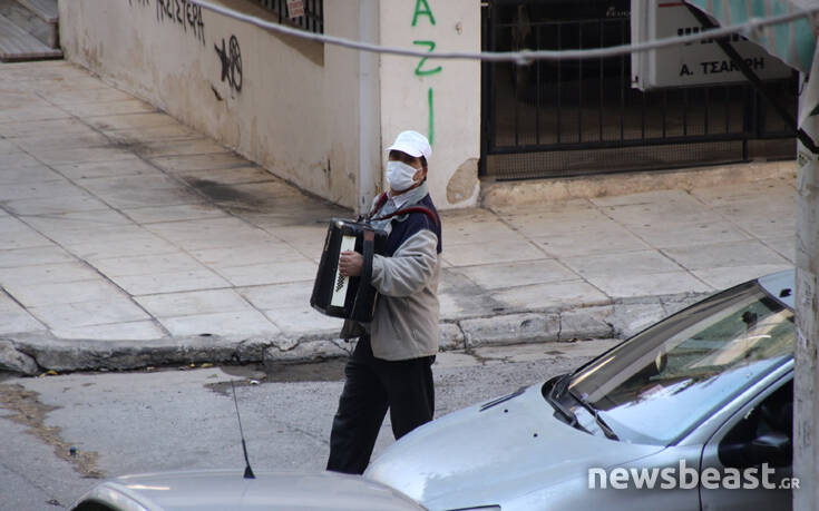 Πλανόδιος μουσικός παίζει μουσική σε γειτονιές στα Κάτω Πατήσια