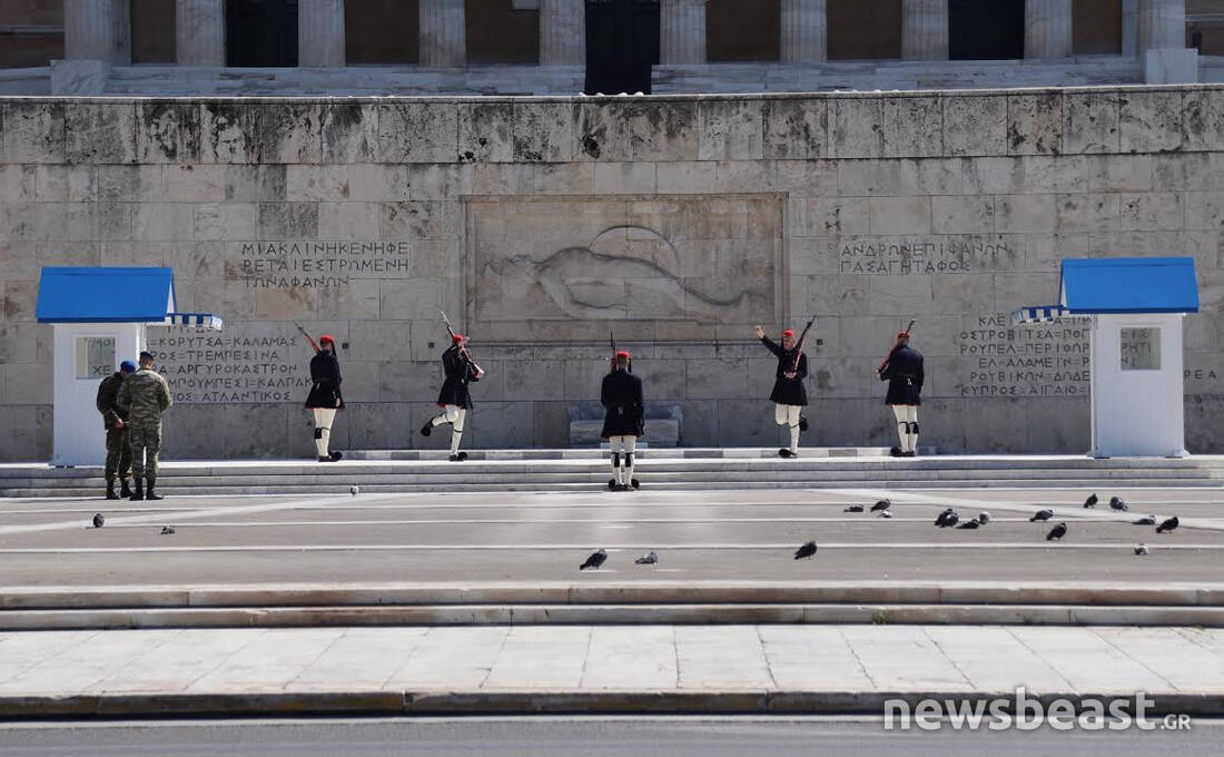 Η πιο μοναχική αλλαγή φρουράς που έγινε ποτέ στο Μνημείο του Άγνωστου Στρατιώτη