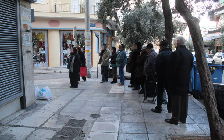 Ανησυχία ΙΕΛΚΑ για δημιουργία μεγάλων ουρών στις ώρες αιχμής έξω από τα καταστήματα