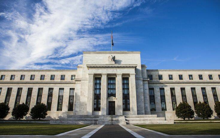 Μικρότερη ύφεση στις ΗΠΑ για το 2020 προβλέπει η Fed