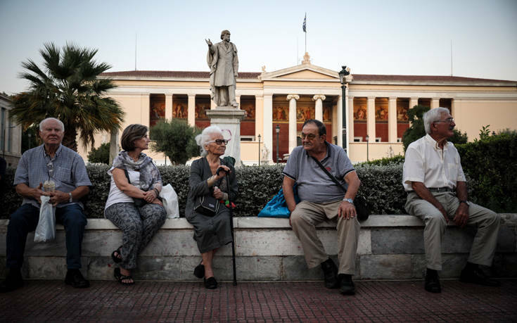 Σε ανοικτούς χώρους και με γάντια οι πληρωμές των συνταξιούχων λόγω κορονοϊού