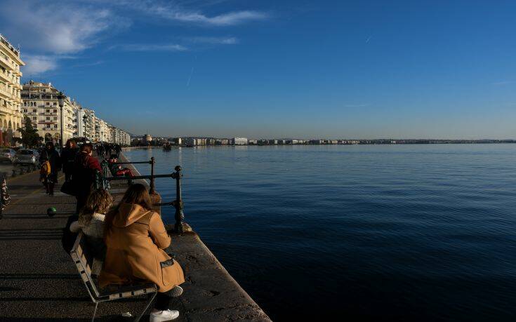 Κορονοϊός στη Θεσσαλονίκη: Κάνουν βόλτα στην Παραλία παρά τις συστάσεις