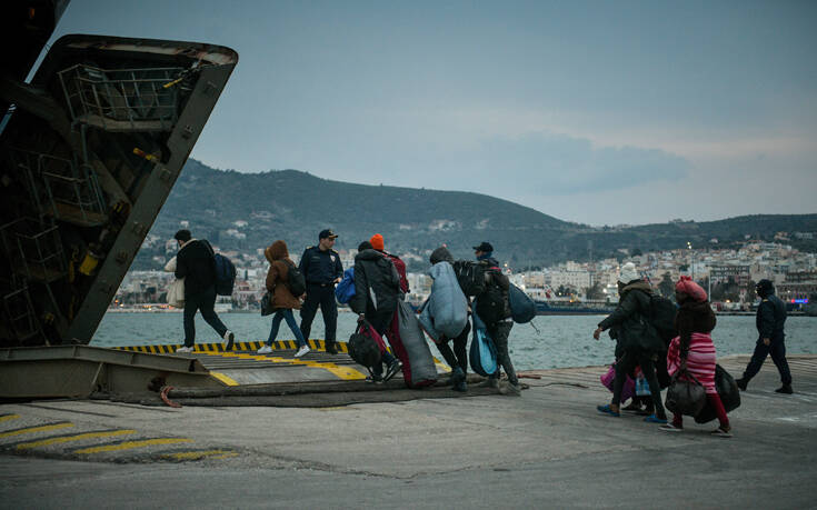 Στο αρματαγωγό «Ρόδος» ογδόντα πρόσφυγες και μετανάστες από το λιμάνι της Μυτιλήνης