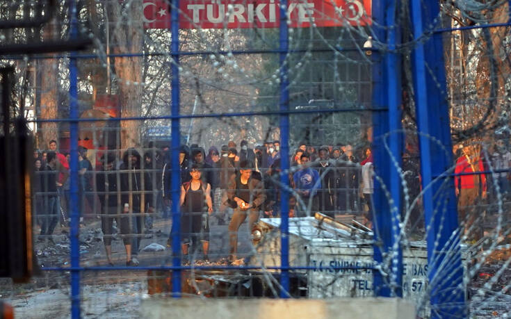 Έβρος: Ένταση και επεισόδια ανά διαστήματα – Δυνάμεις της Frontex στις Καστανιές