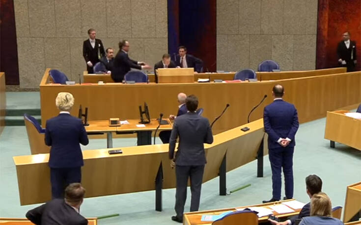 Η στιγμή που Ολλανδός υπουργός μιλάει για τον κορονοϊό και καταρρέει