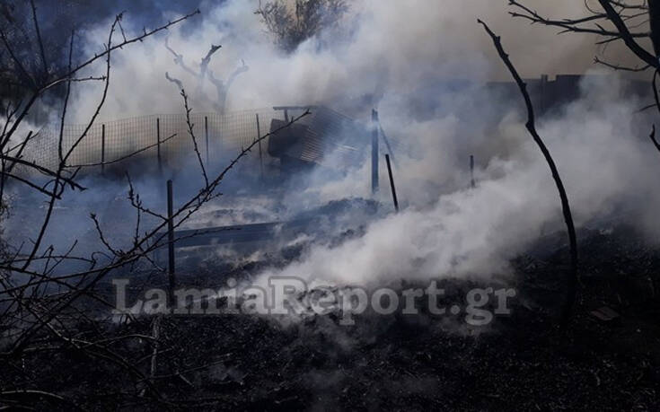 Καίγεται ποιμνιοστάσιο στα Καμένα Βούρλα
