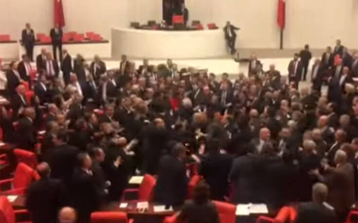 Βίντεο με άγριο ξύλο στην τουρκική Βουλή: Μπουνιές και κλωτσιές μετά από σχόλια για τον Ερντογάν