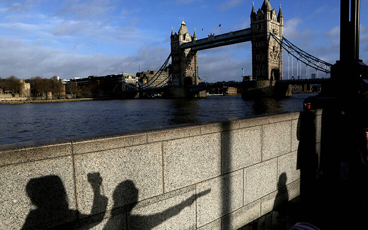 Κορονοϊός: Κλείνει ο Πύργος του Λονδίνου και σηκώνεται η κρεμαστή γέφυρα
