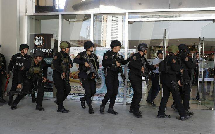 Φιλιππίνες: Ισχυρή αστυνομική δύναμη έξω από το εμπορικό κέντρο με τους 30 ομήρους