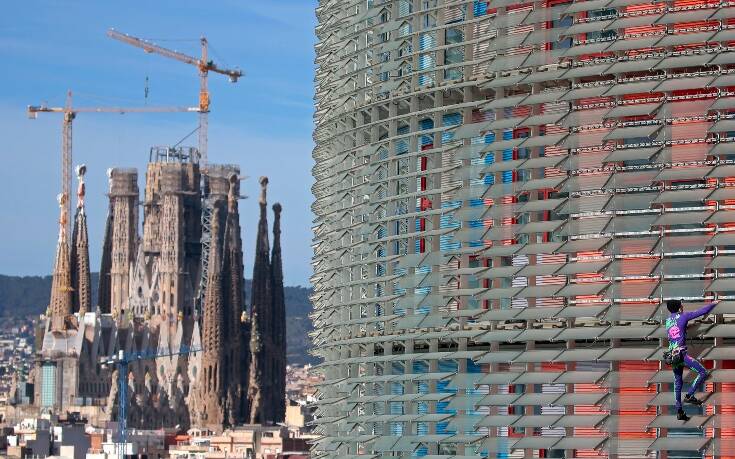 Ο Γάλλος… Σπάιντερμαν αναρριχήθηκε σε ουρανοξύστη Βαρκελώνης και έστειλε μήνυμα για τον κορονοϊό