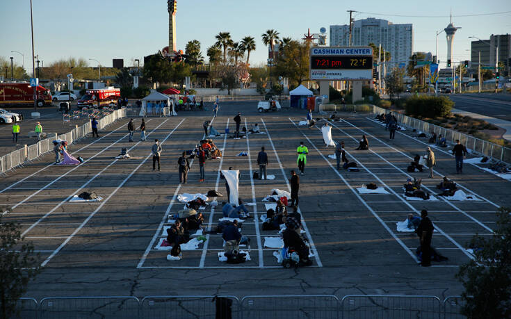 Αντιδράσεις στο Λας Βέγκας, έκλεισε καταφύγιο λόγω κορονοϊού κι έβαλαν τους άστεγους σε πάρκινγκ