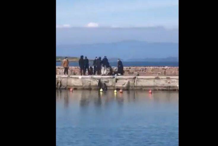 Κάτοικοι της Λέσβου ξυλοκοπούν ξένο δημοσιογράφο: «Πέτα τον στη θάλασσα…»
