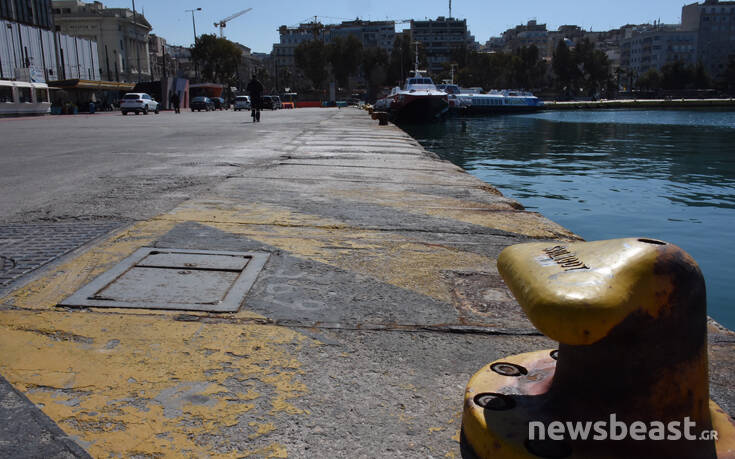 Η ερημιά στο λιμάνι του Πειραιά λόγω κορονοϊού