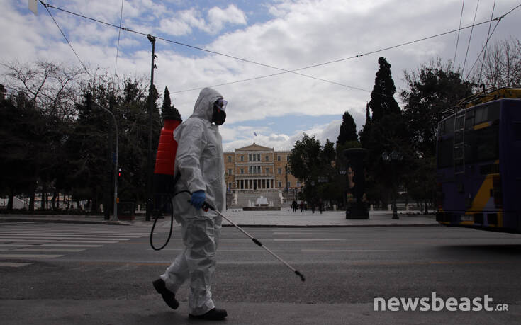 Έτσι γίνεται η απολύμανση σε κεντρικές πλατείες της Αθήνας