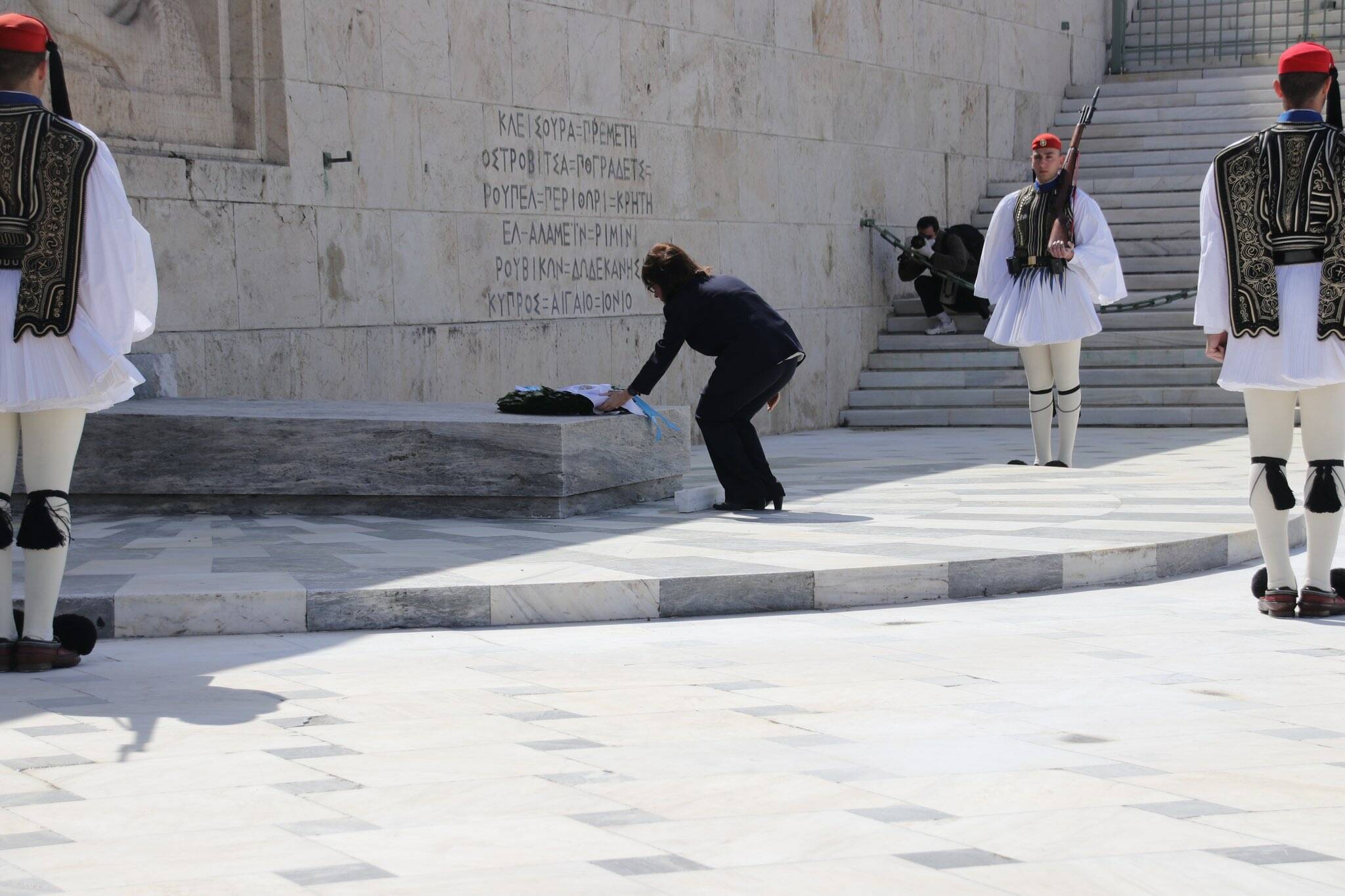 Η πιο λιτή κατάθεση στεφάνου για την επέτειο της 25ης Μαρτίου – Σε απόσταση οι πολιτικοί αρχηγοί