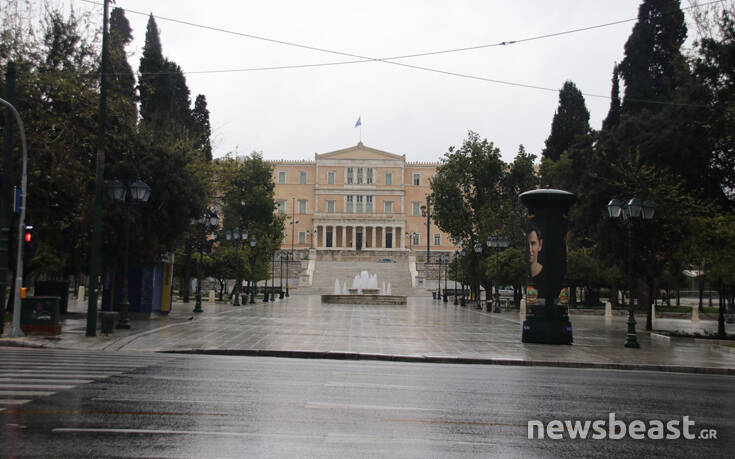 Άδεια πόλη η βροχερή Αθήνα λόγω κορονοϊού