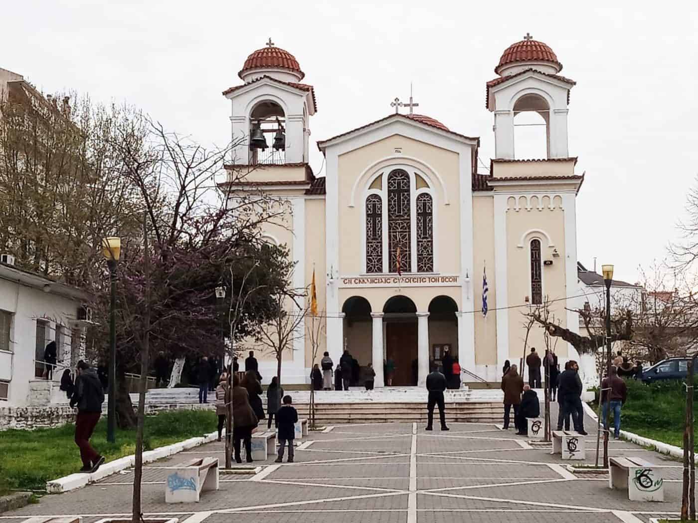 Αγρίνιο: Αρκετοί πιστοί στην Αγία Τριάδα για τη λειτουργία παρά την κυβερνητική απαγόρευση