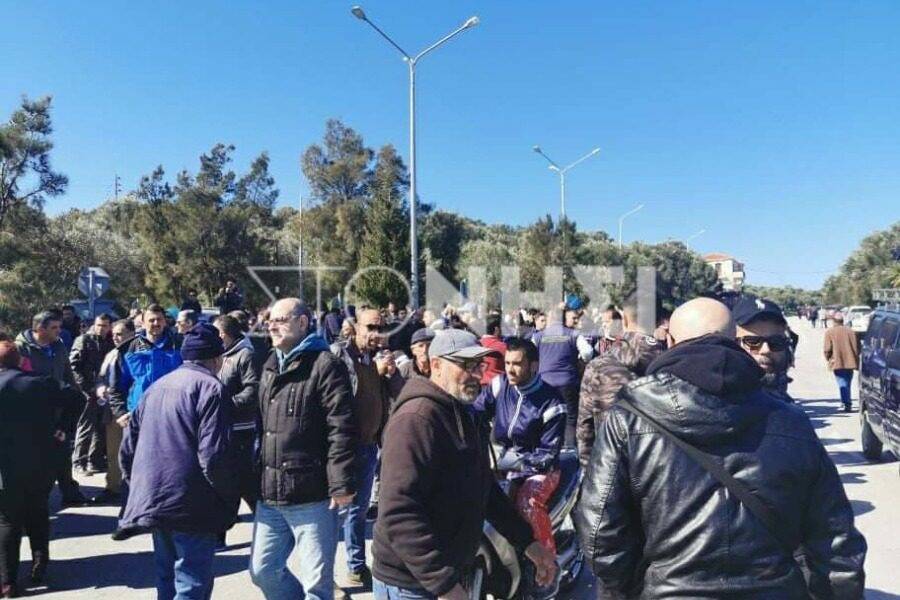 Μυτιλήνη: Πολίτες εμποδίζουν την απόβαση μεταναστών λιμάνι της Θερμής