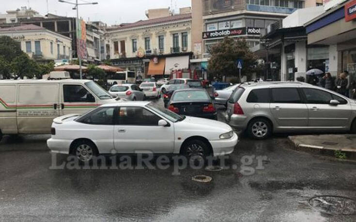 Λαμία: Δείτε εικόνες από μποτιλιάρισμα στην πλατεία εν μέσω κορονοϊού