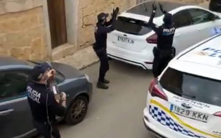 Κορονοϊός Ισπανία: Νότα αισιοδοξίας &#8211; Αστυνομικοί βγαίνουν στους δρόμους και τραγουδούν
