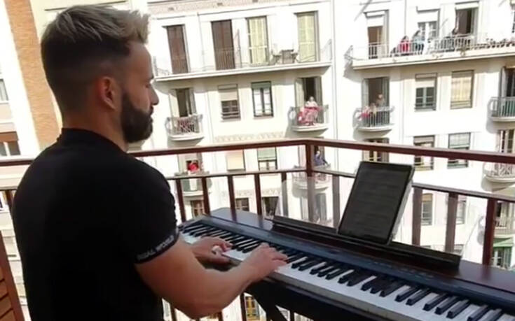 Ο όμορφος πιανίστας στο μπαλκόνι στην Ισπανία ξετρέλανε το ίντερνετ