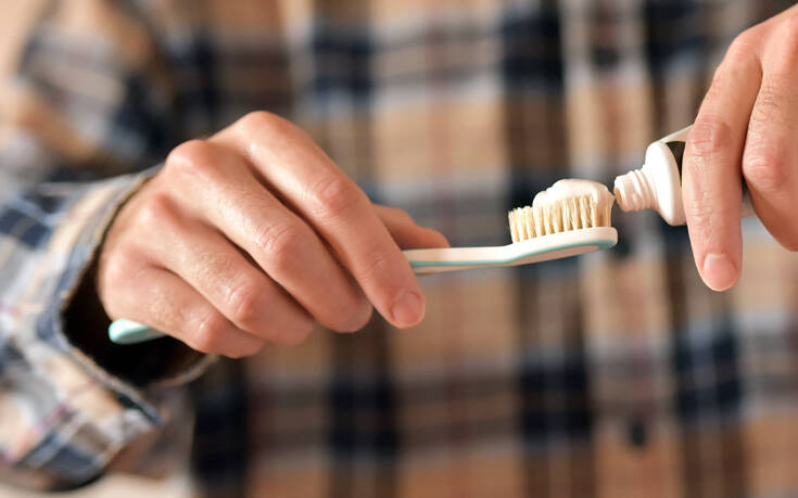 ΕΟΦ: Αποσύρει από την αγορά λευκαντικές οδοντόκρεμες