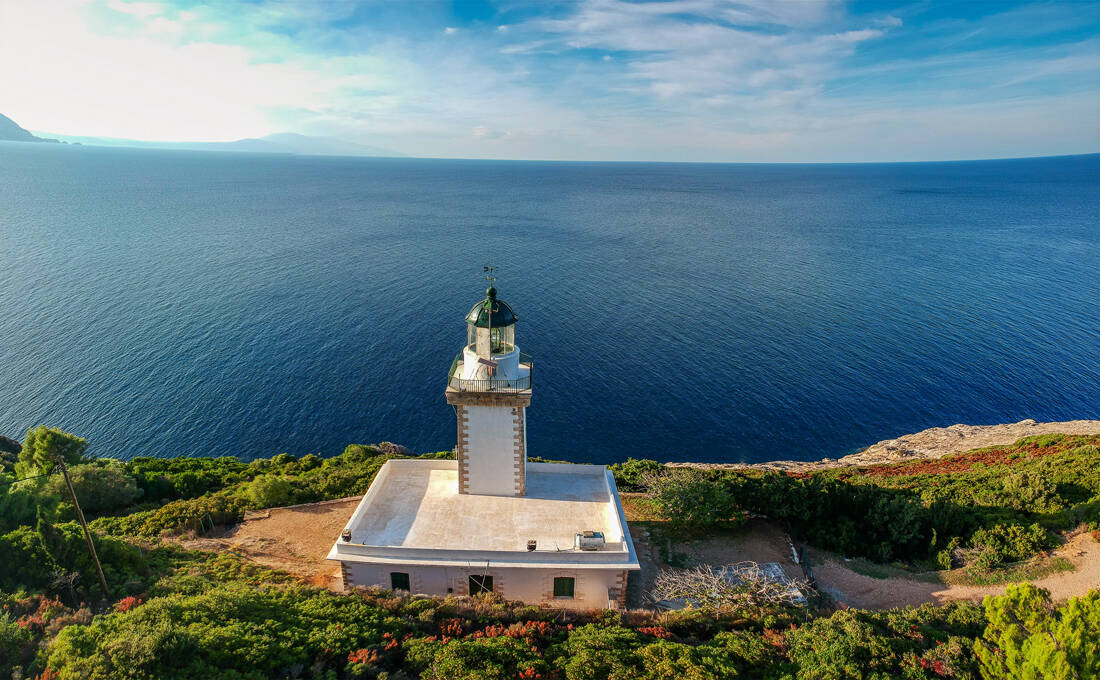 Ο εμβληματικός φάρος «Γουρούνι» στη Σκόπελο