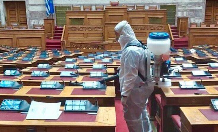 Πρωτόγνωρες εικόνες από τη Βουλή: Ειδικά συνεργεία απολυμαίνουν την αίθουσα της Ολομέλειας λόγω κορονοϊού